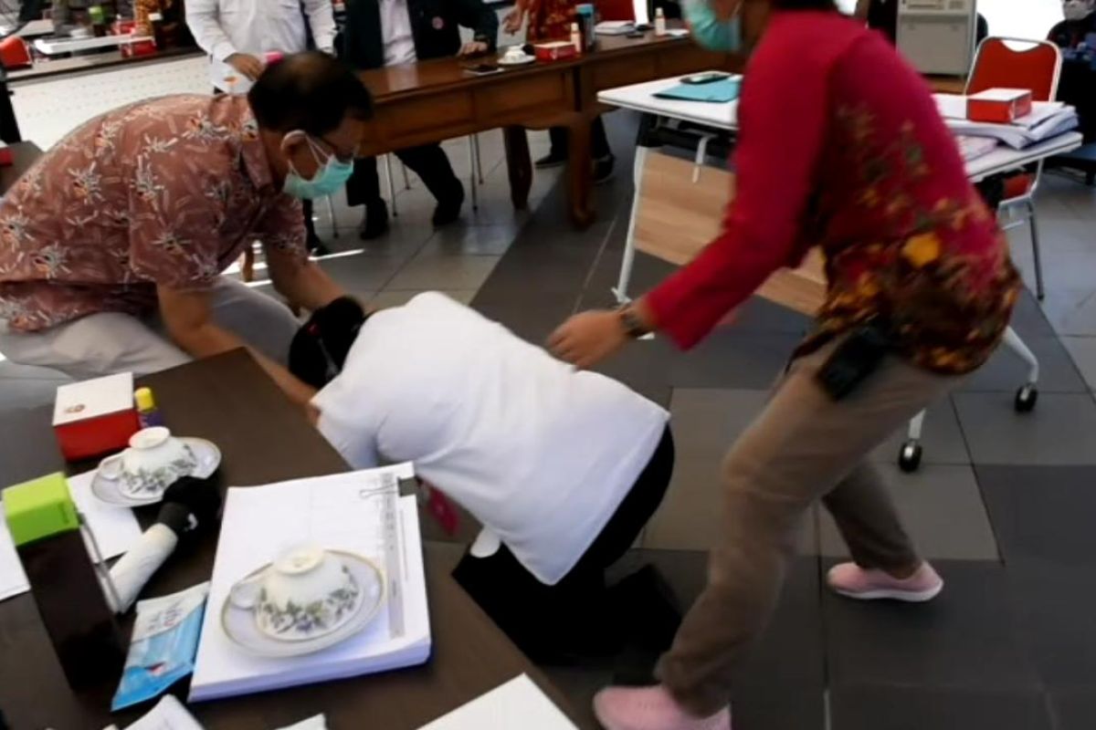 Wali Kota Surabaya sujud ketika audiensi dengan IDI dan Persi