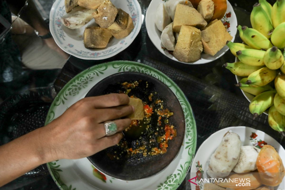 Mencicipi suweg kukus sambal bawang di lereng Gunung Semeru