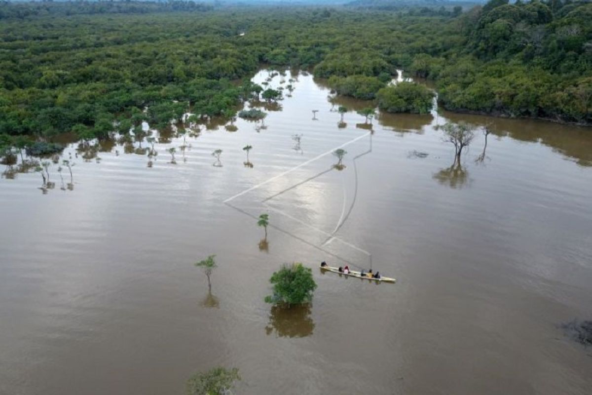 Wisatawan berperahu di Danau Tangkas Muarojambi