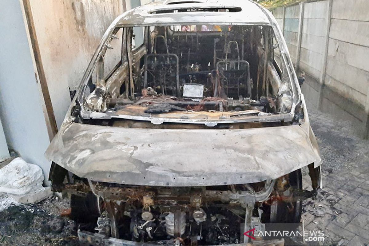 Hukum kemarin, pembakar mobil Via Vallen sampai Deky Aryanto diperiksa
