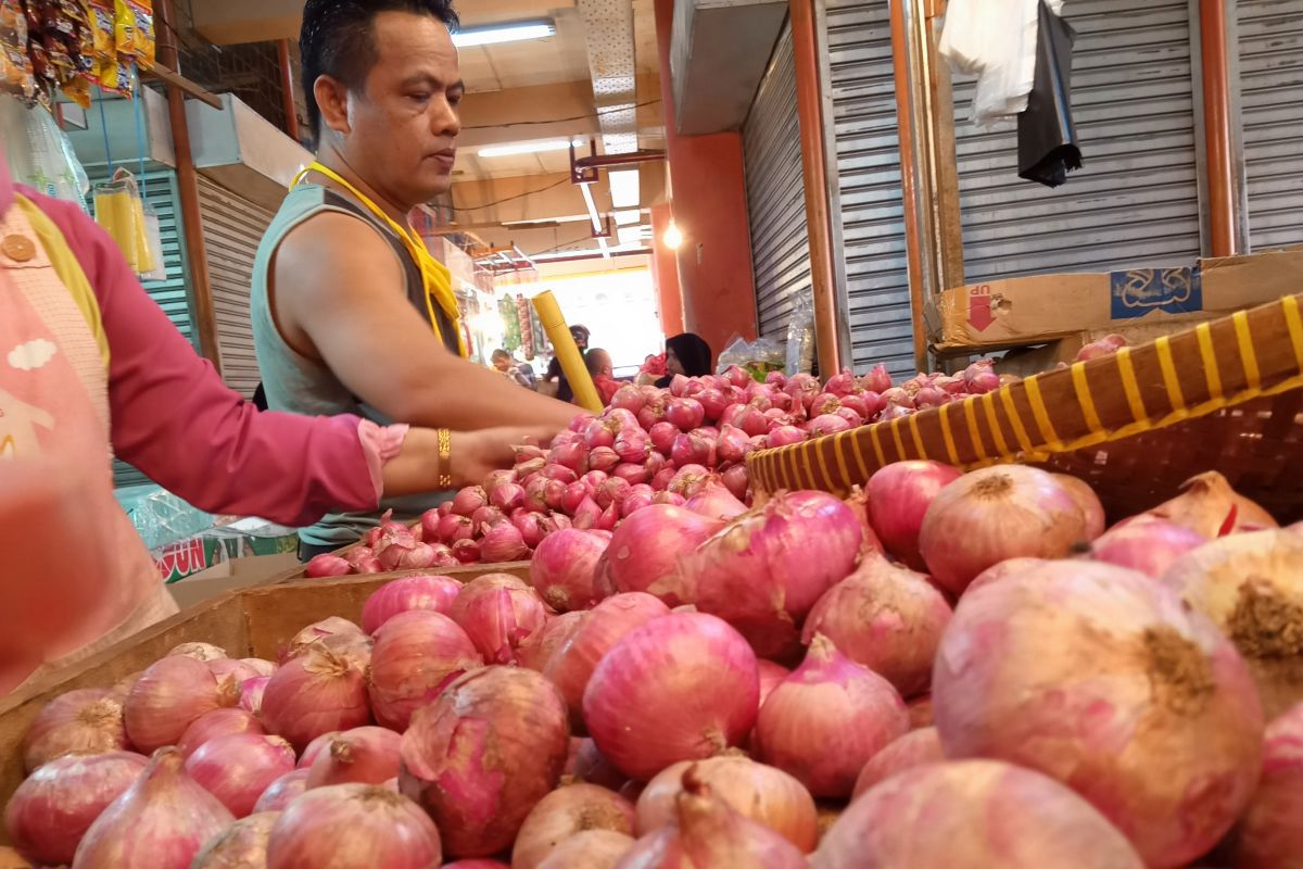 Harga bawang merah turun jadi Rp30.000 per kilogram di Pasar Raya Padang