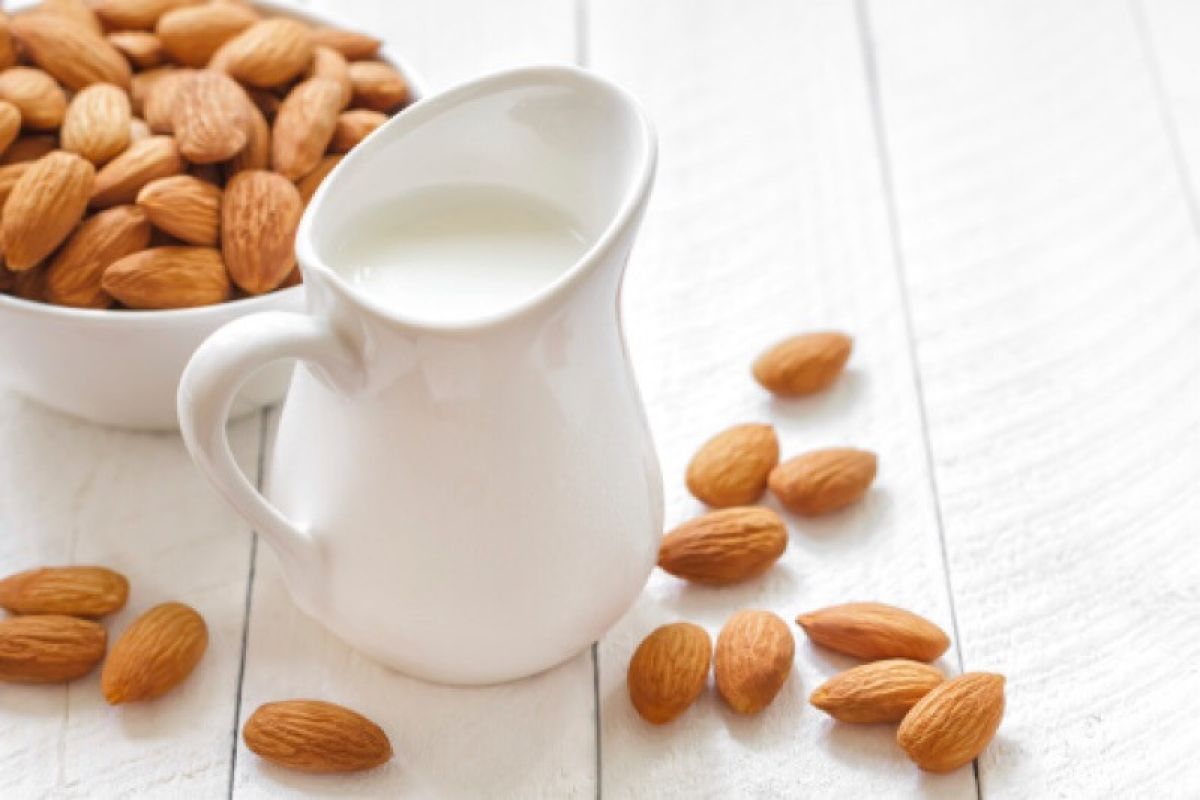 Mana yang lebih baik untuk tubuh kita, susu sapi atau almond?