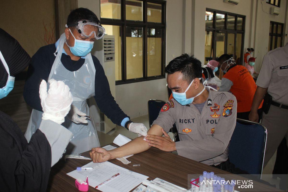 Polres Bangka Barat gelar tes cepat massal untuk cegah COVID-19