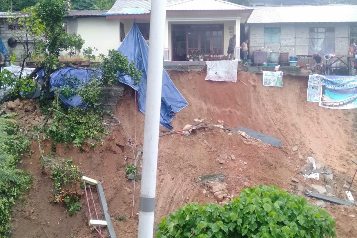 Warga Desa Batu Merah  minta pemda perbaiki talud yang rusak, waspadai bencana