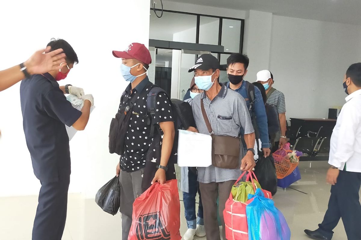 Puluhan penumpang dari wilayah pandemi COVID-19 tiba di Pelabuhan Tunon Taka Nunukan