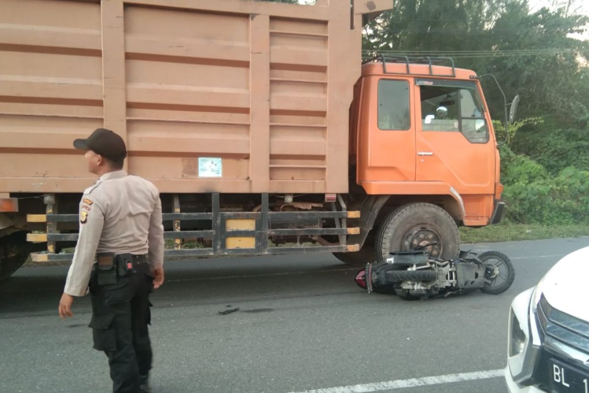 Senggolan dengan becak, seorang remaja terjatuh dan tewas terlindas truk