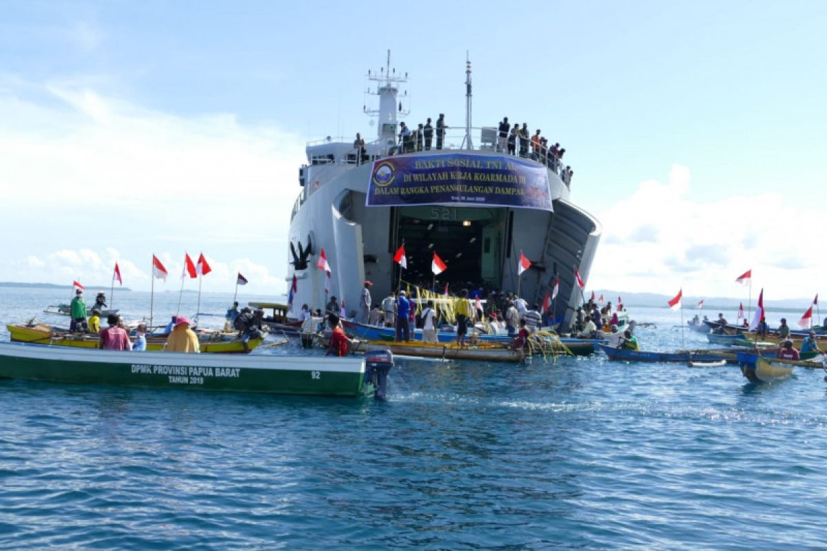KRI Teluk Lada-521 distribusikan sembako bagi nelayan Sorong
