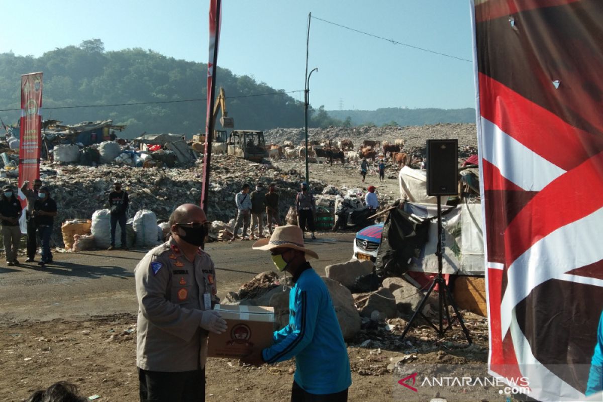 Korlantas Polri membagikan 501 paket sembako warga di TPST Piyungan