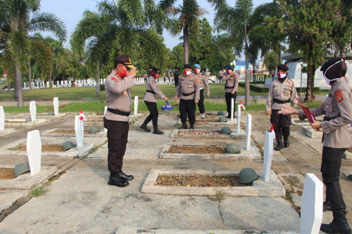 Polda Lampung kunjungi purnawirawan dan ziarah di makam pahlawan