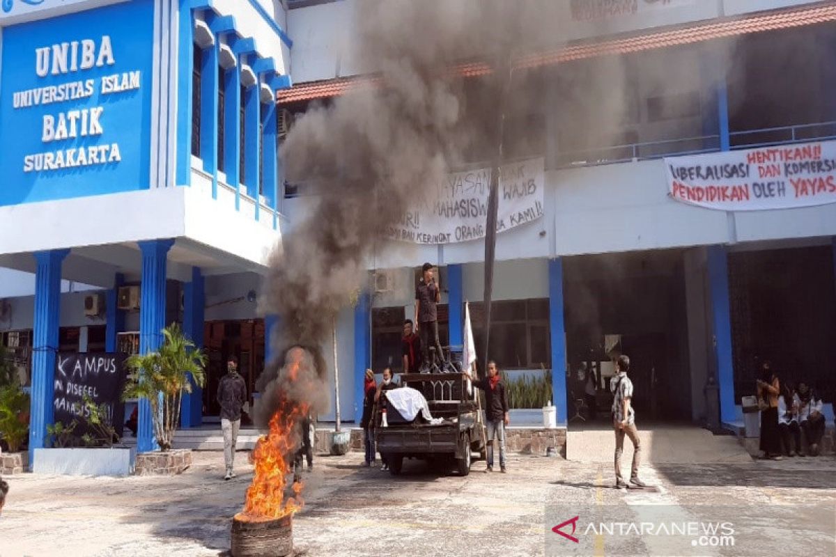 Mahasiswa-dosen-karyawan UNIBA Surakarta tuntut mundur ketua yayasan