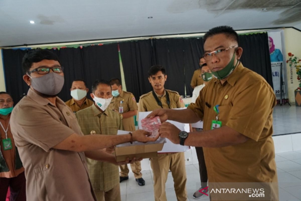 Dinas Dukcapil Kabupaten Gorontalo serahkan KIA untuk siswa