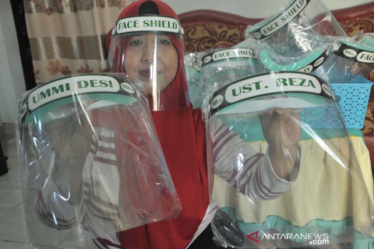 Beralih produksi masker dan 'face shield', UKM panen rezeki di musim pandemi