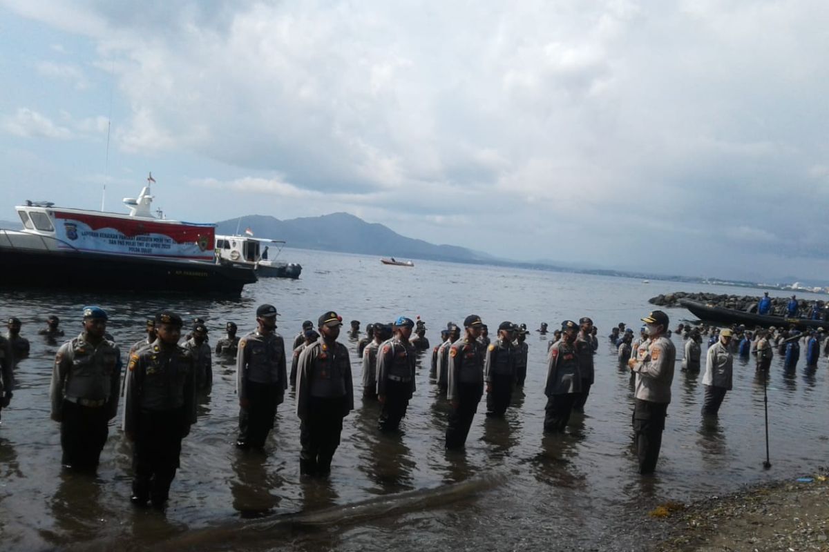 Polda Sulut gelar upacara kenaikan pangkat di Pantai Malalayang