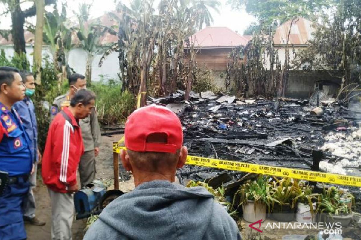 Dua rumah papan di Payakumbuh terbakar, lima unit Damkar dikerahkan