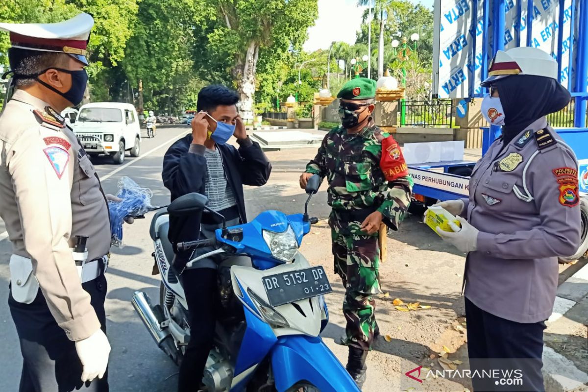 Satlantas Polresta Mataram bagikan masker dan "hand sanitizer" gratis