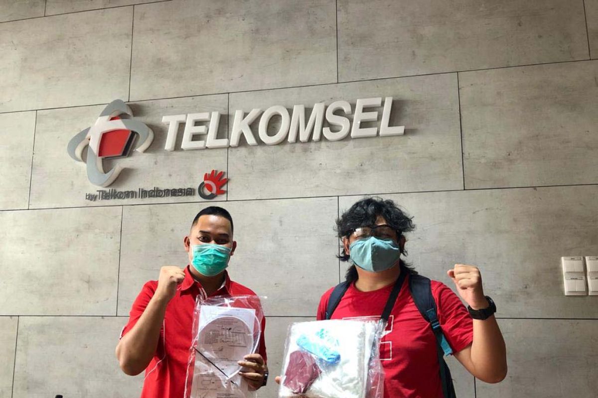 Telkomsel berikan puluhan APD bagi Jurnalis Foto Palembang