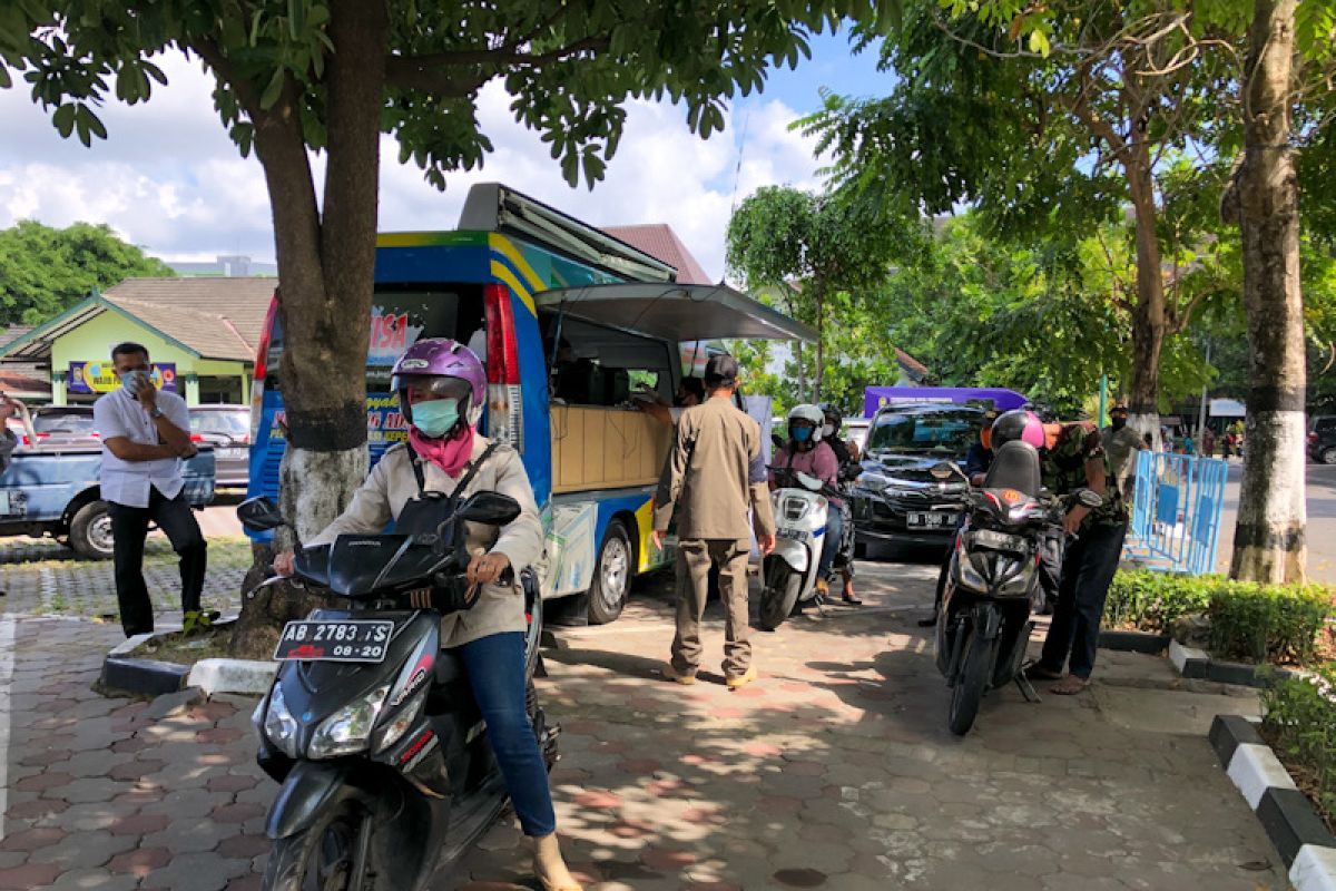 135 warga Yogyakarta memanfaatkan layanan "drive thru" cetak e-KTP