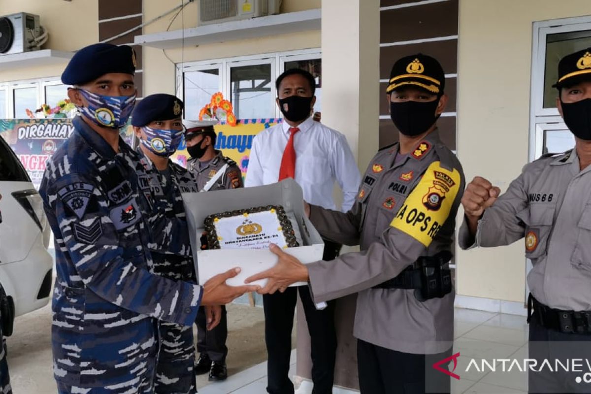 Danposal Kwandang bawa kue tart di HUT Bhayangkara