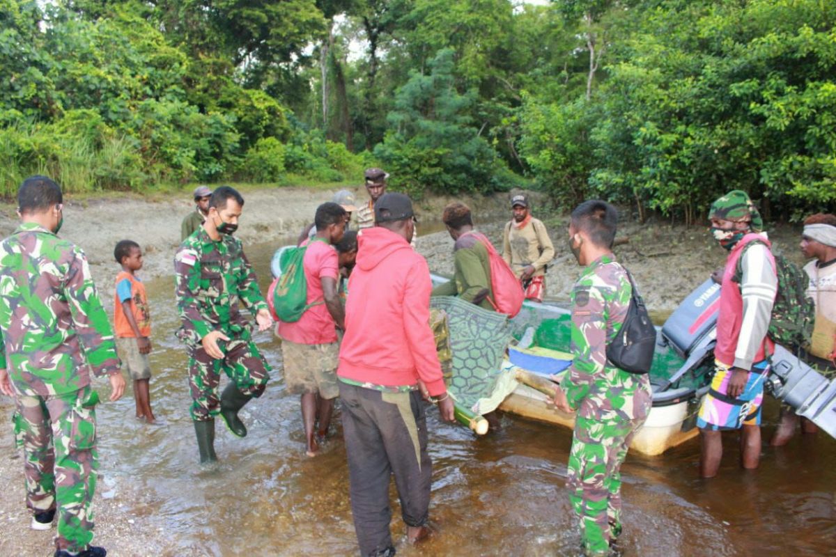 Prajurit TNI bantu proses persalinan ibu melahirkan di perbatasan RI-PNG