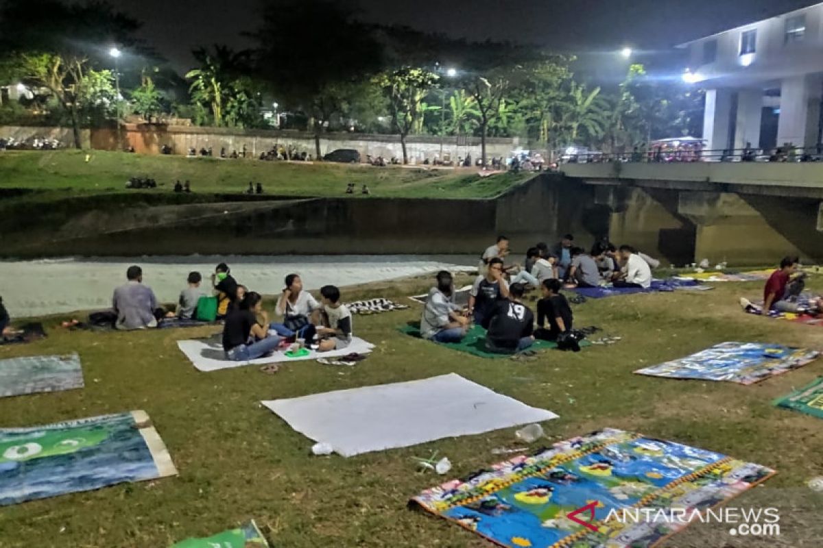 Warga Jakarta nikmati pemandangan limbah serupa salju di BKT