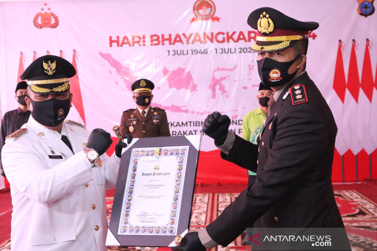 Wali Kota terima penghargaan di HUT ke-74 Bhayangkara