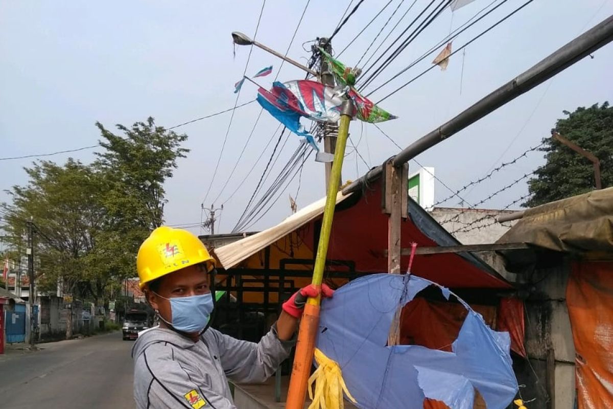 Jangan main layang-layang dekat jaringan listrik karena bisa menghentikan pasokan ke masyarakat