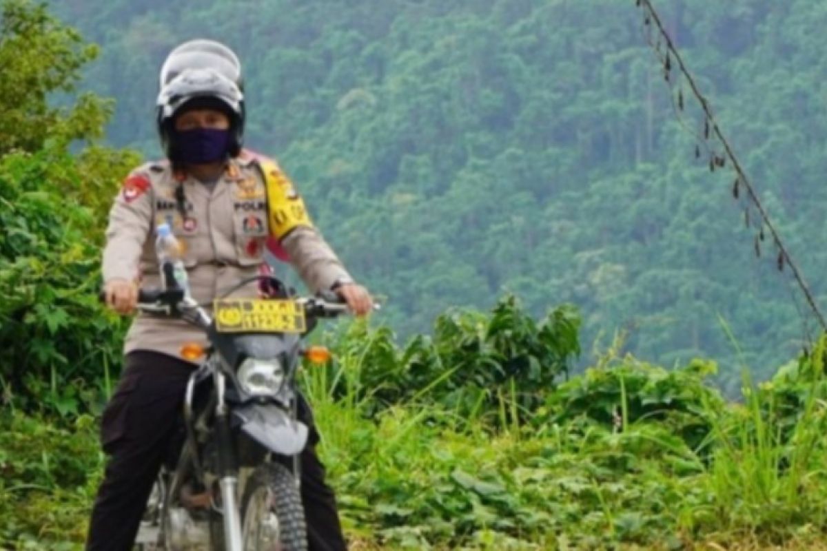 Warga pegunungan di Majene dapat bantuan bahan makanan pokok