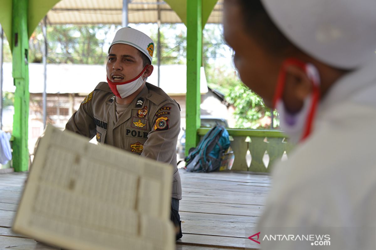 Ketika Polri mengajar mengaji di dayah