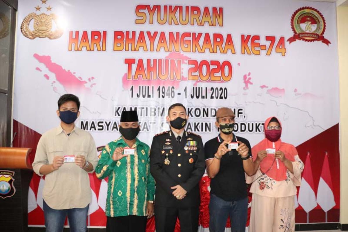 Warga antre untuk mengambil SIM gratis di acara Hari Bhayangkara