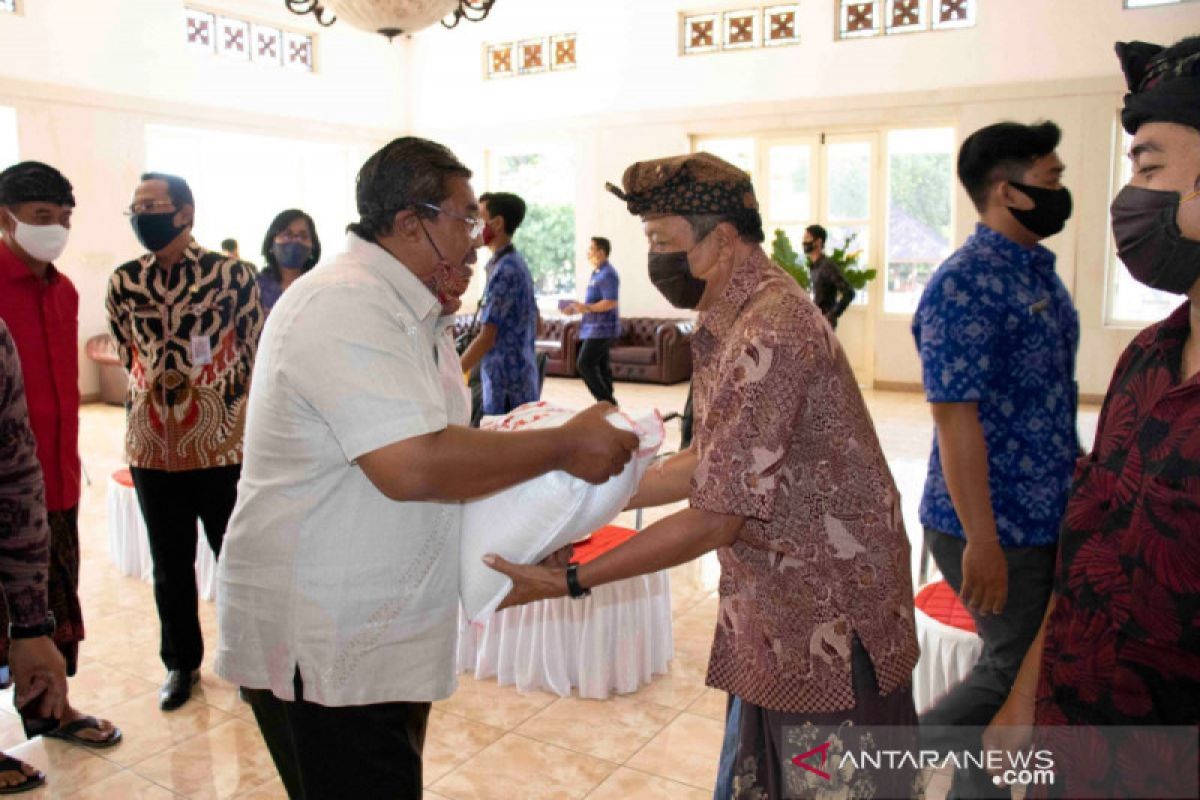 Buleleng bantu beras COVID pada 7.409 satgas gotong royong desa adat