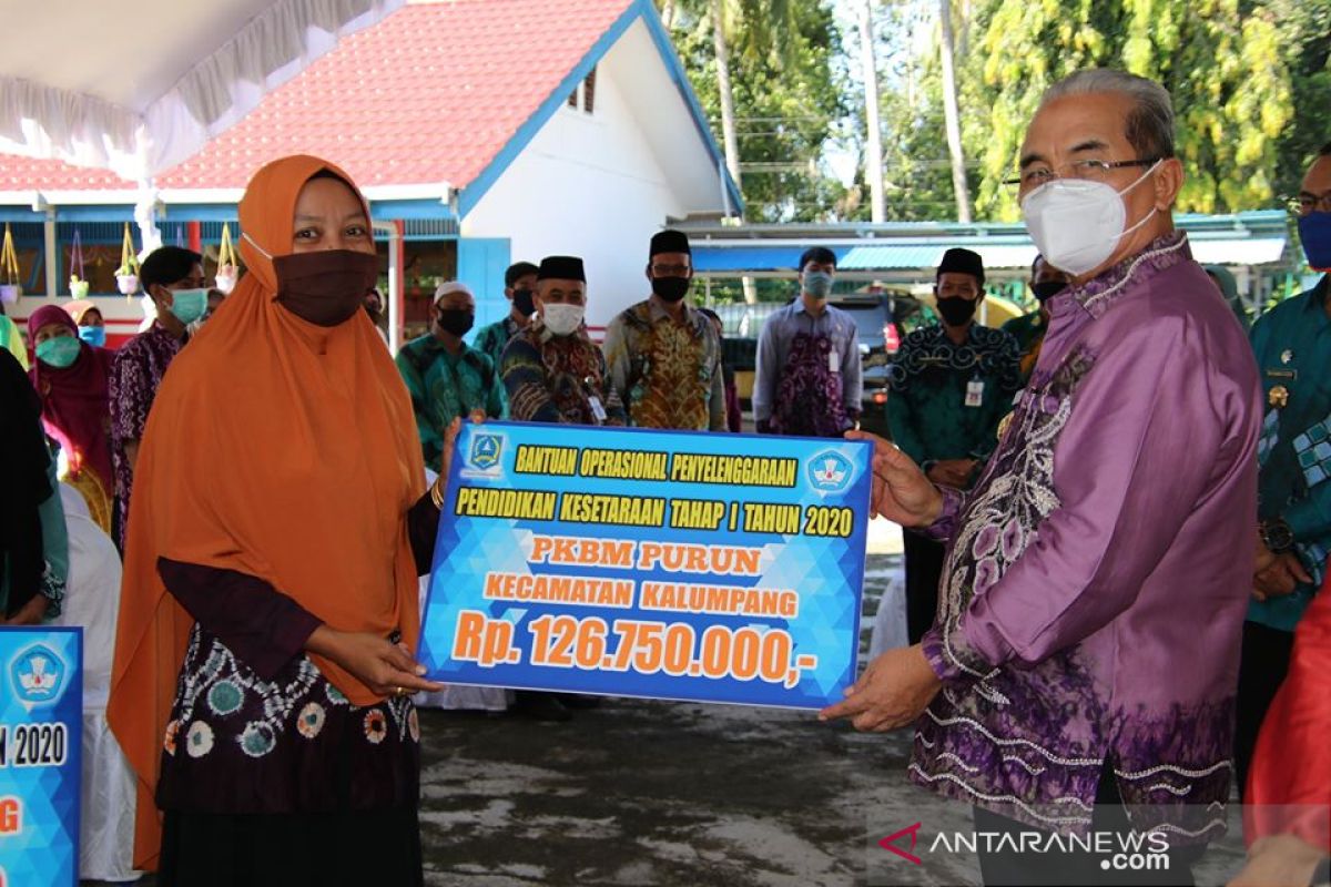 Pemkab HSS kembali serahkan bantuan peningkatan mutu pendidikan di lima Kecamatan