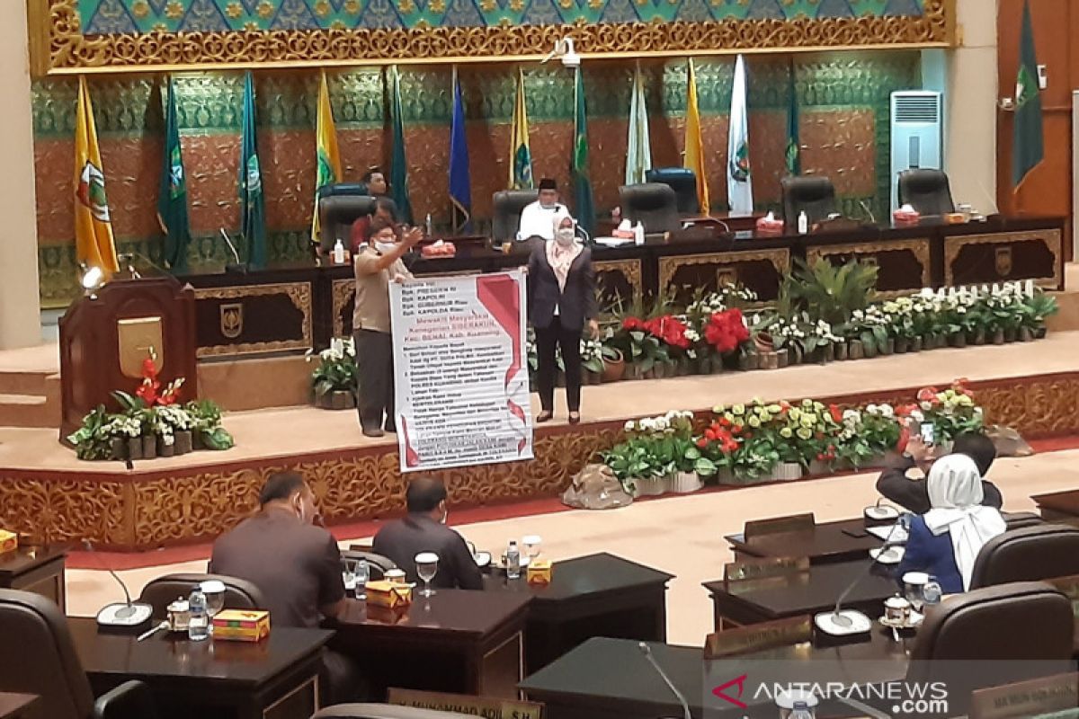 Bentangkan spanduk saat paripurna, DPRD Riau tuntut keadilan untuk masyarakat Siberakun