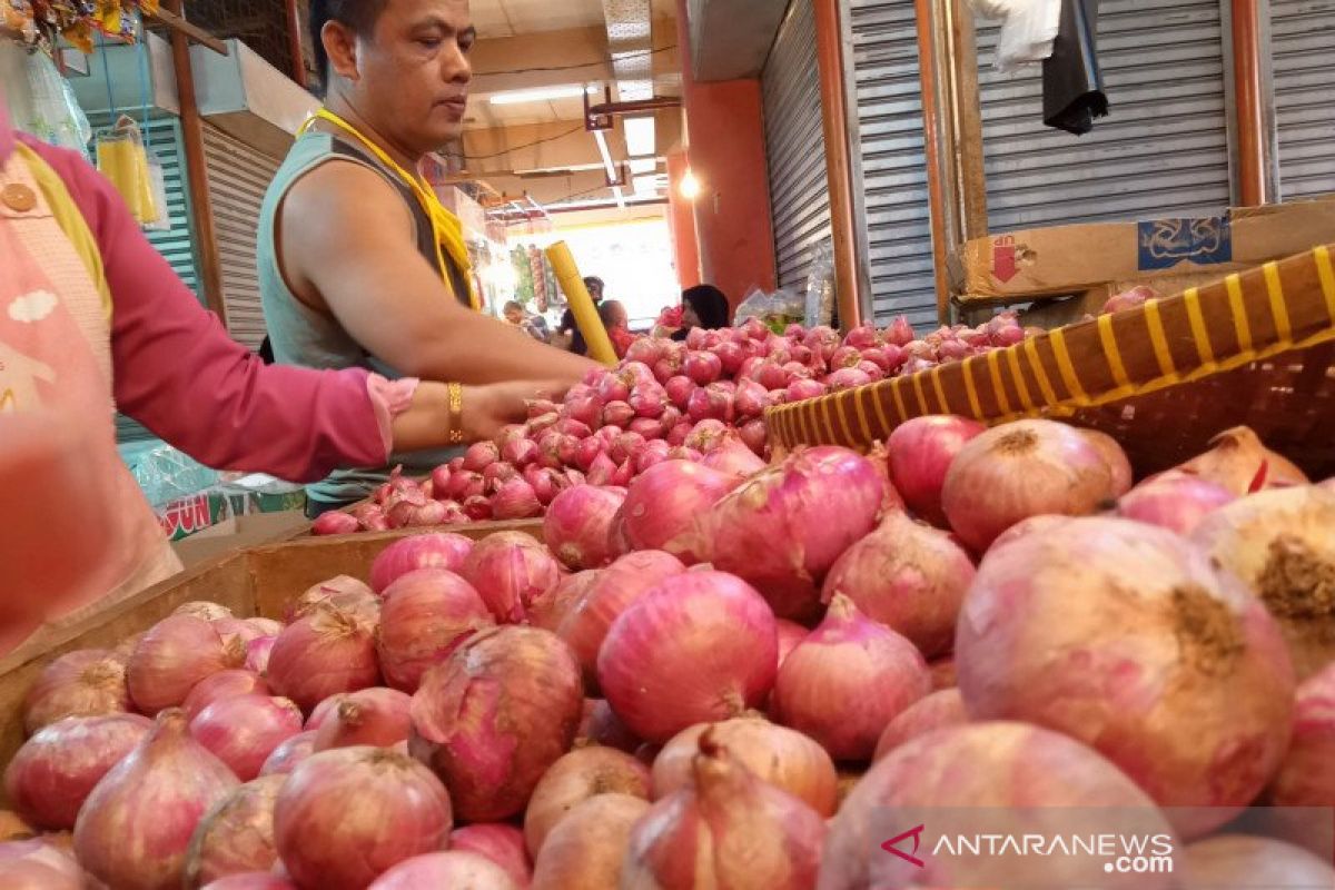 Onion and Airline ticket prices dropping, trigger deflation in West Sumatra 0.16 percent