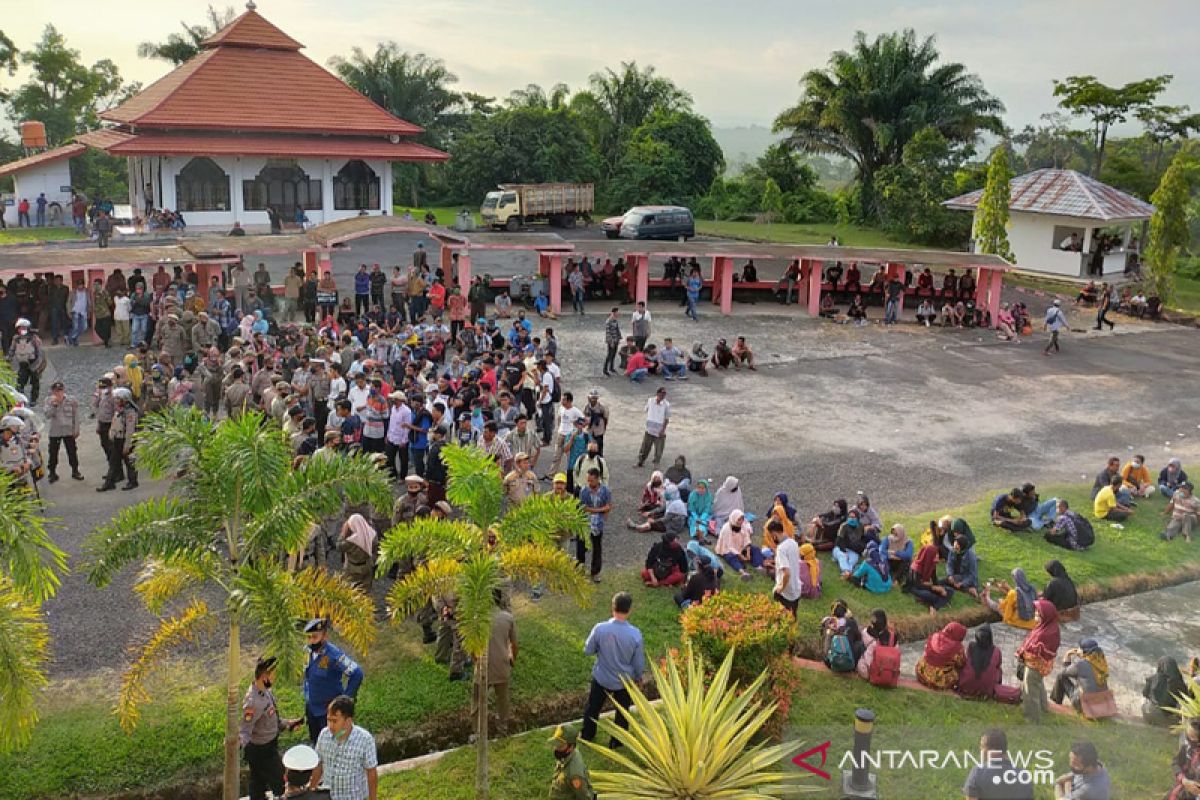 Masyarakat tiga desa di Seluma demo Bupati