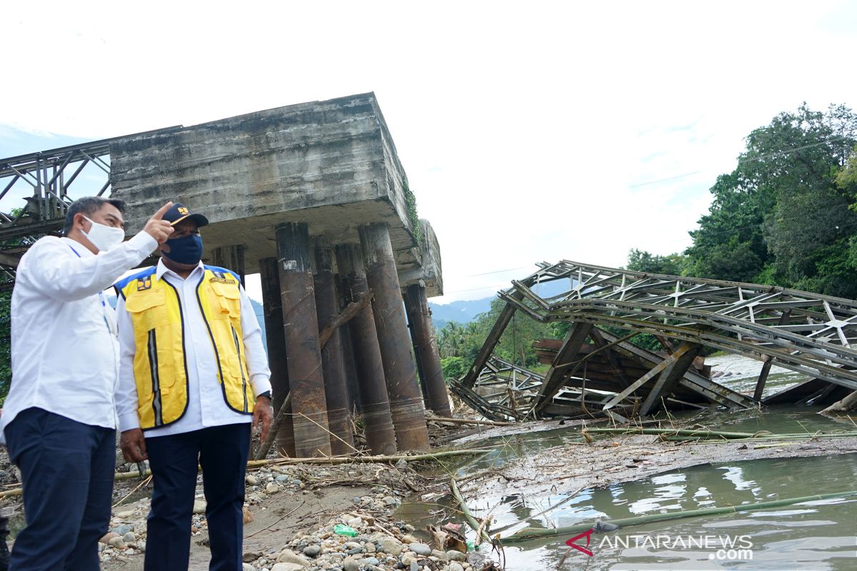 Wamen PUPR tinjau jembatan rusak akibat banjir di Bone Bolango