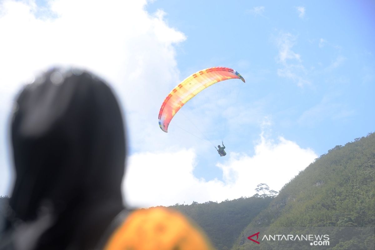 Ujicoba Paralayang Tor (Bukit) Sarogodung Sipirok berjalan lancar