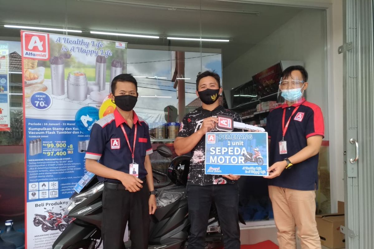 Ferdi Palit Pelanggan asal Tomohon dapat Sepeda Motor dari Alfamidi