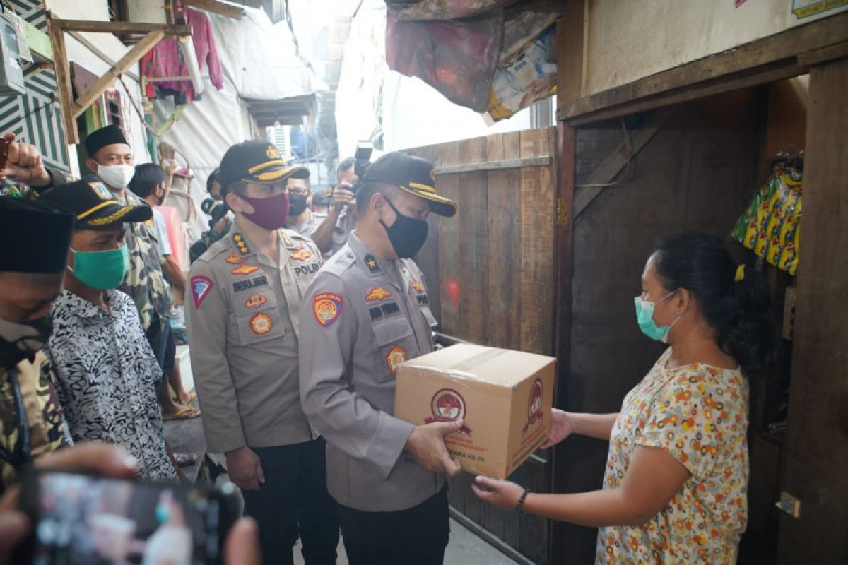 Polri beri 7.300 sembako untuk buruh dan mahasiswa perantauan