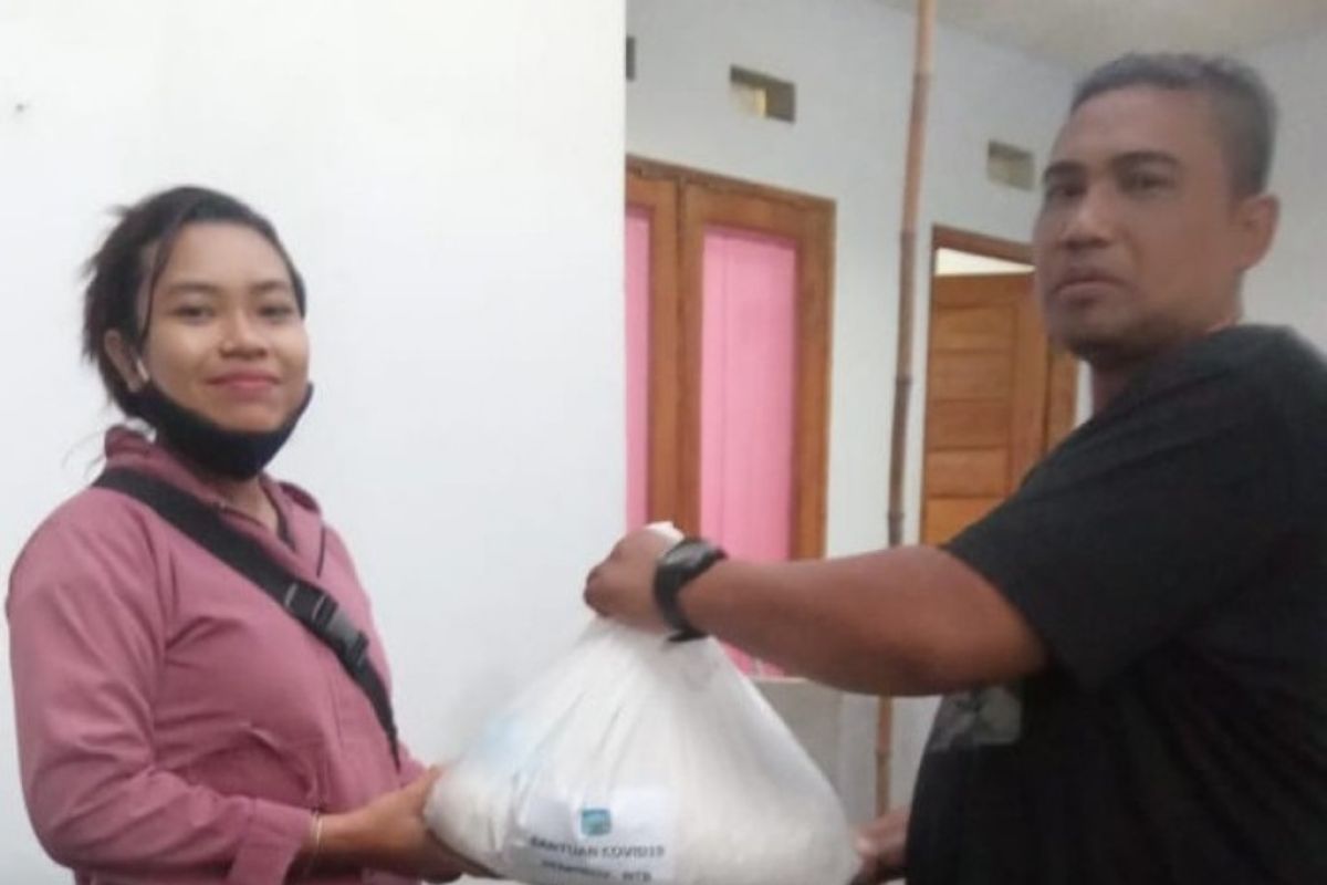 Dinsos NTB menyalurkan bantuan bagi pekerja hiburan terdampak COVID-19