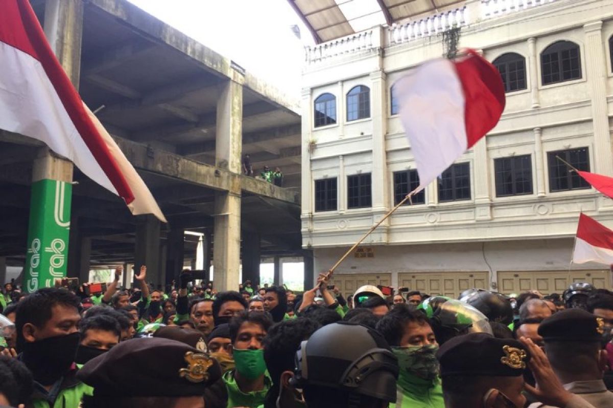 Aksi pengemudi ojol di kantor Gojek Medan sampaikan tiga tuntutan