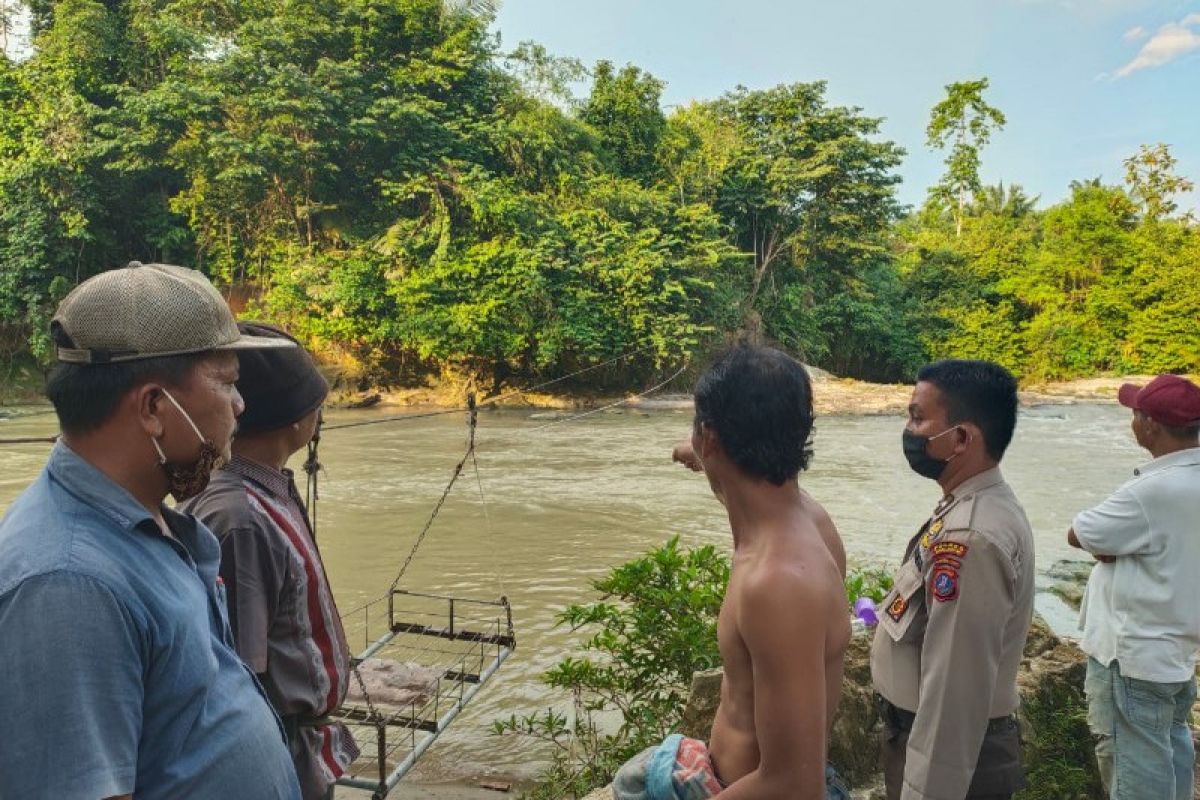 Ibu beli gorengan, balita hanyut di saluran irigasi