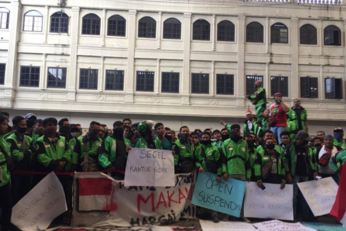 Pengemudi Ojol gelar aksi demonstrasi di kantor Gojek Medan