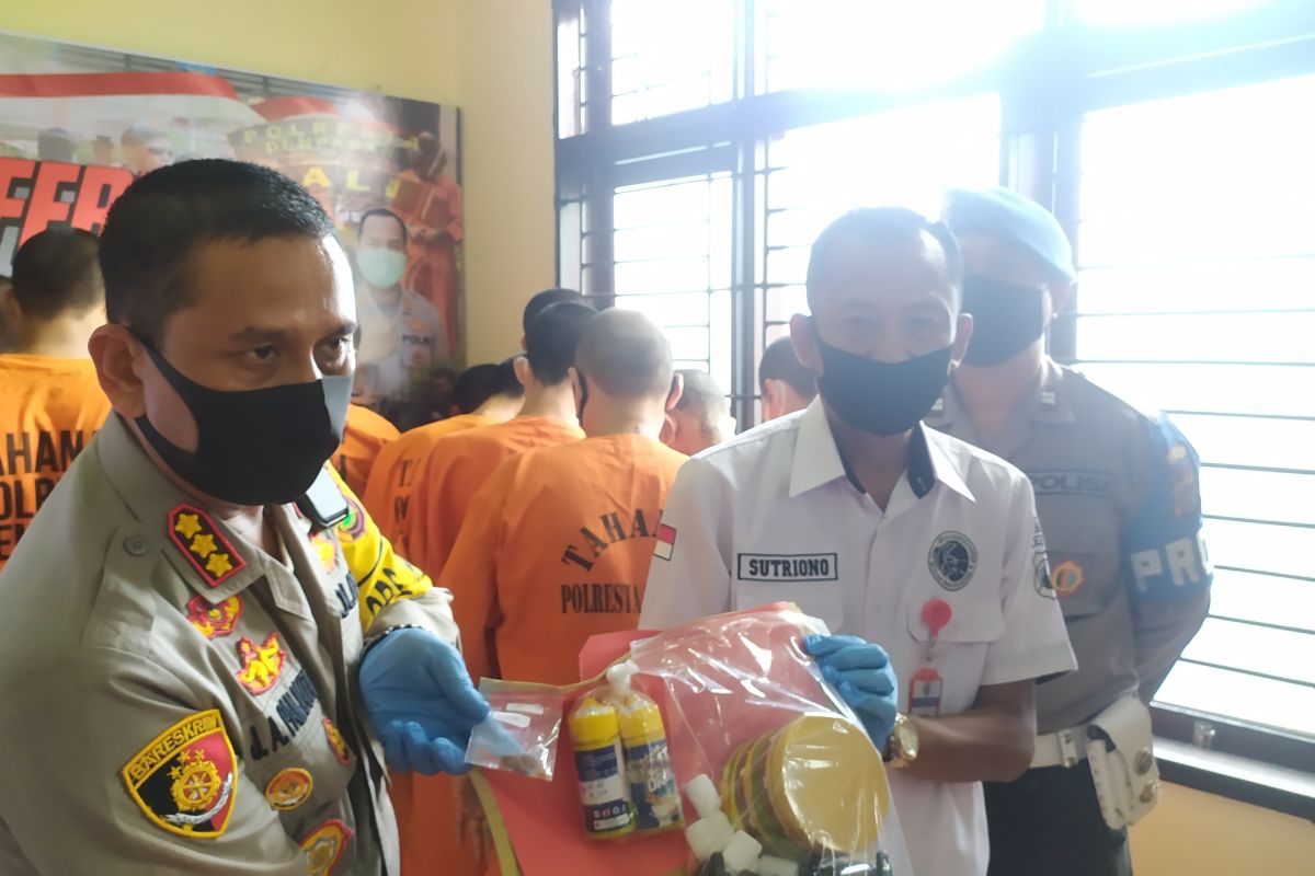 Polisi Denpasar temukan narkoba berbentuk biskuit