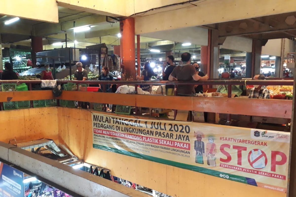 Pembeli Pasar Tomang Barat masih gunakan kantong plastik
