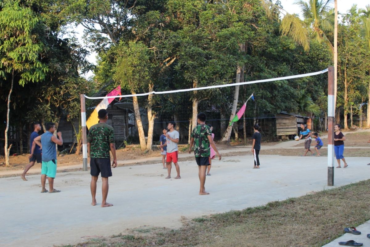 Bermain bola volly ajang kedekatan Satgas TMMD dan remaja Desa Beringin Rayo