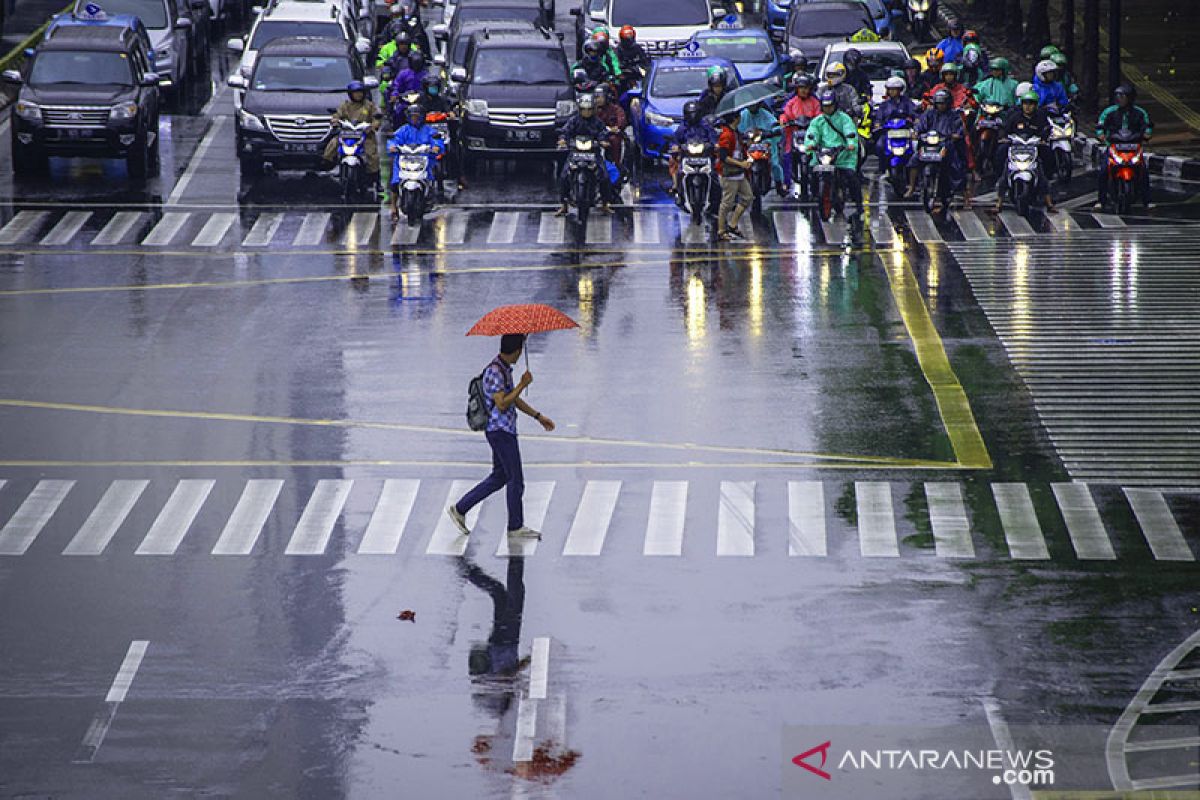 Hujan ringan diperkirakan guyur Jaksel dan Jaktim siang ini