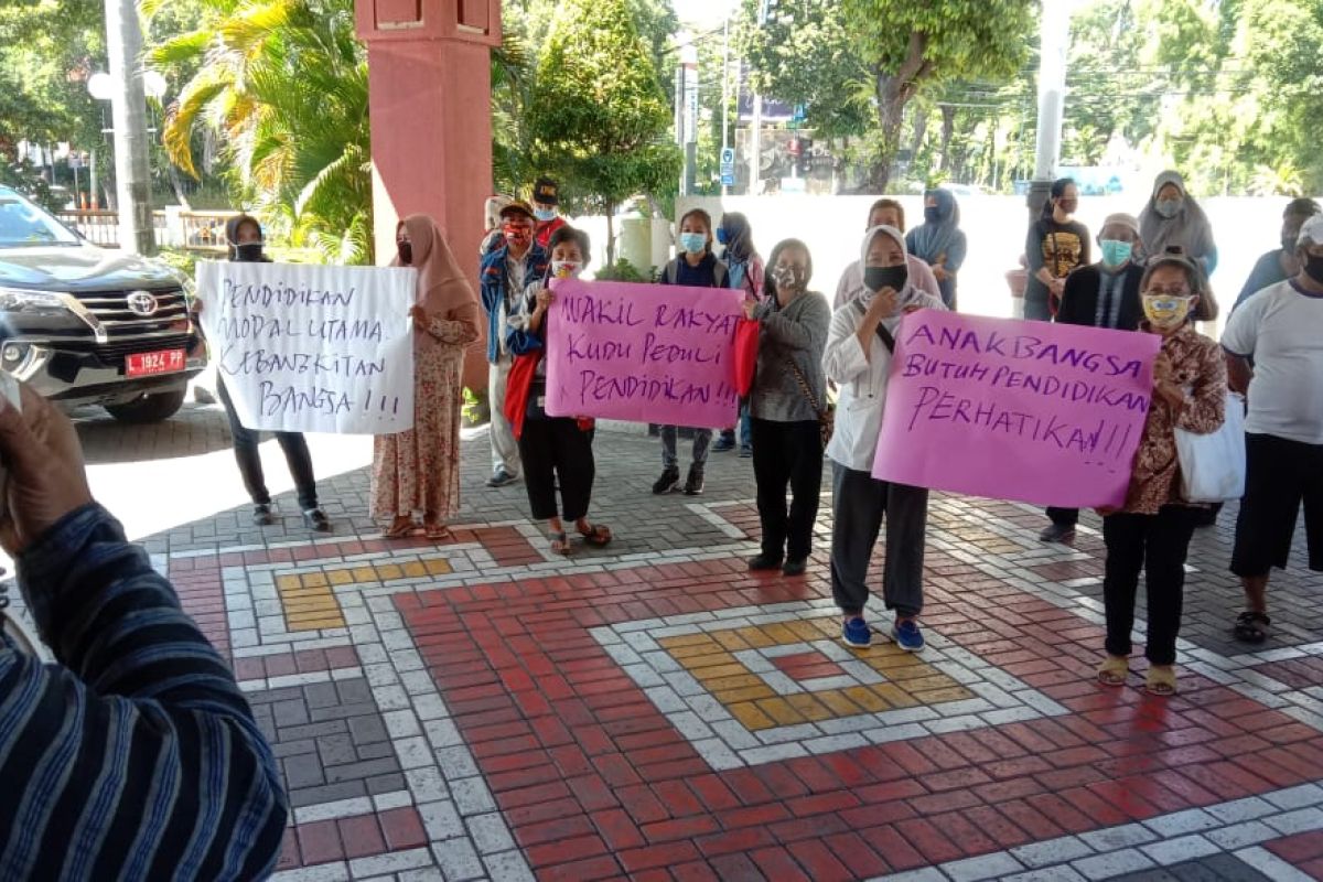 Datangi DPRD, puluhan wali murid di Surabaya tolak PPDB jalur zonasi