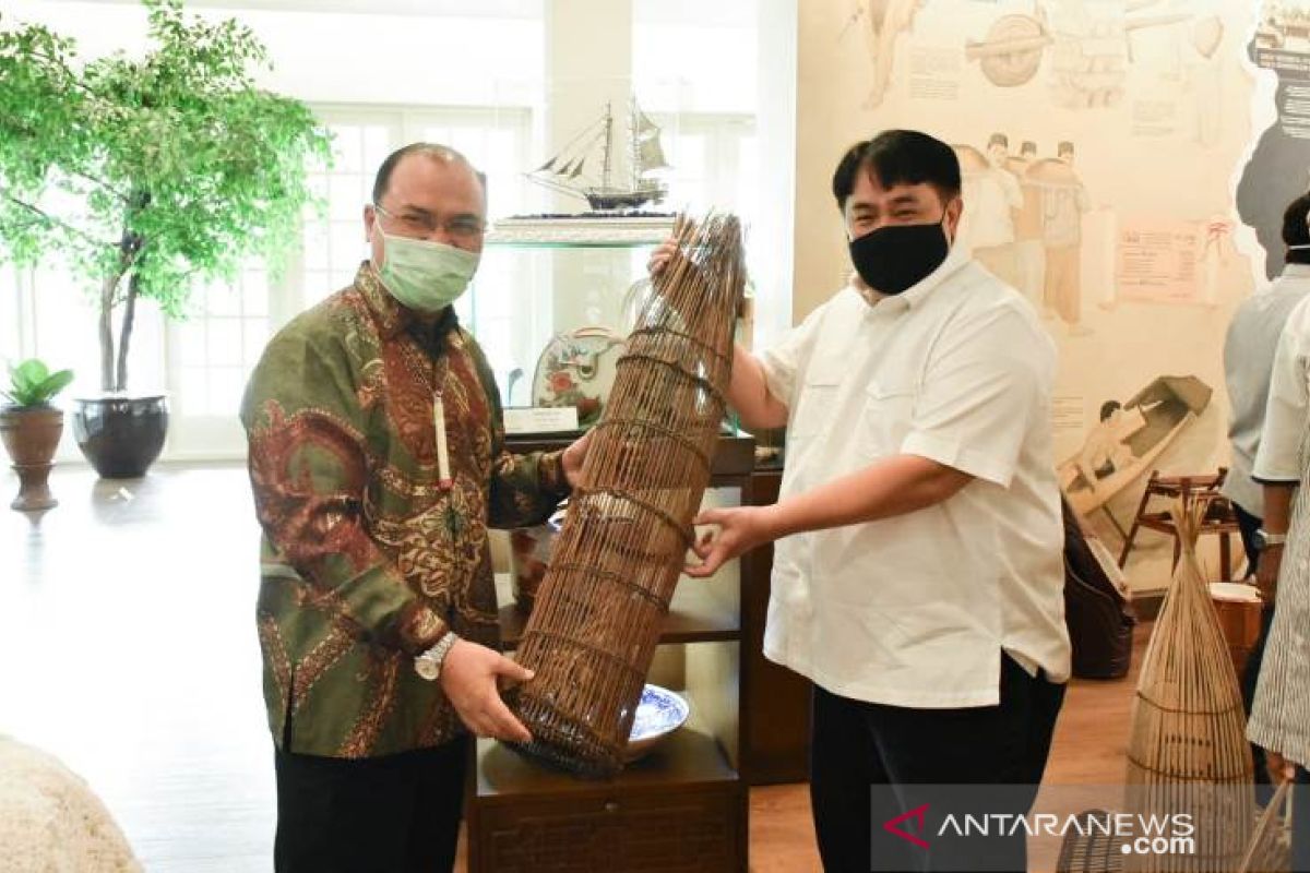 Kunjungi Tins Gallery, Gubernur Erzaldi serahkan alat-alat tradisional Babel