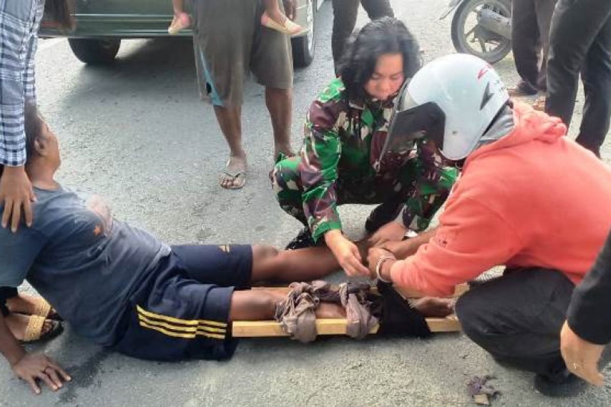 Anggota TNI bantu ibu korban kecelakaan di Jalan raya Sentani-Jayapura