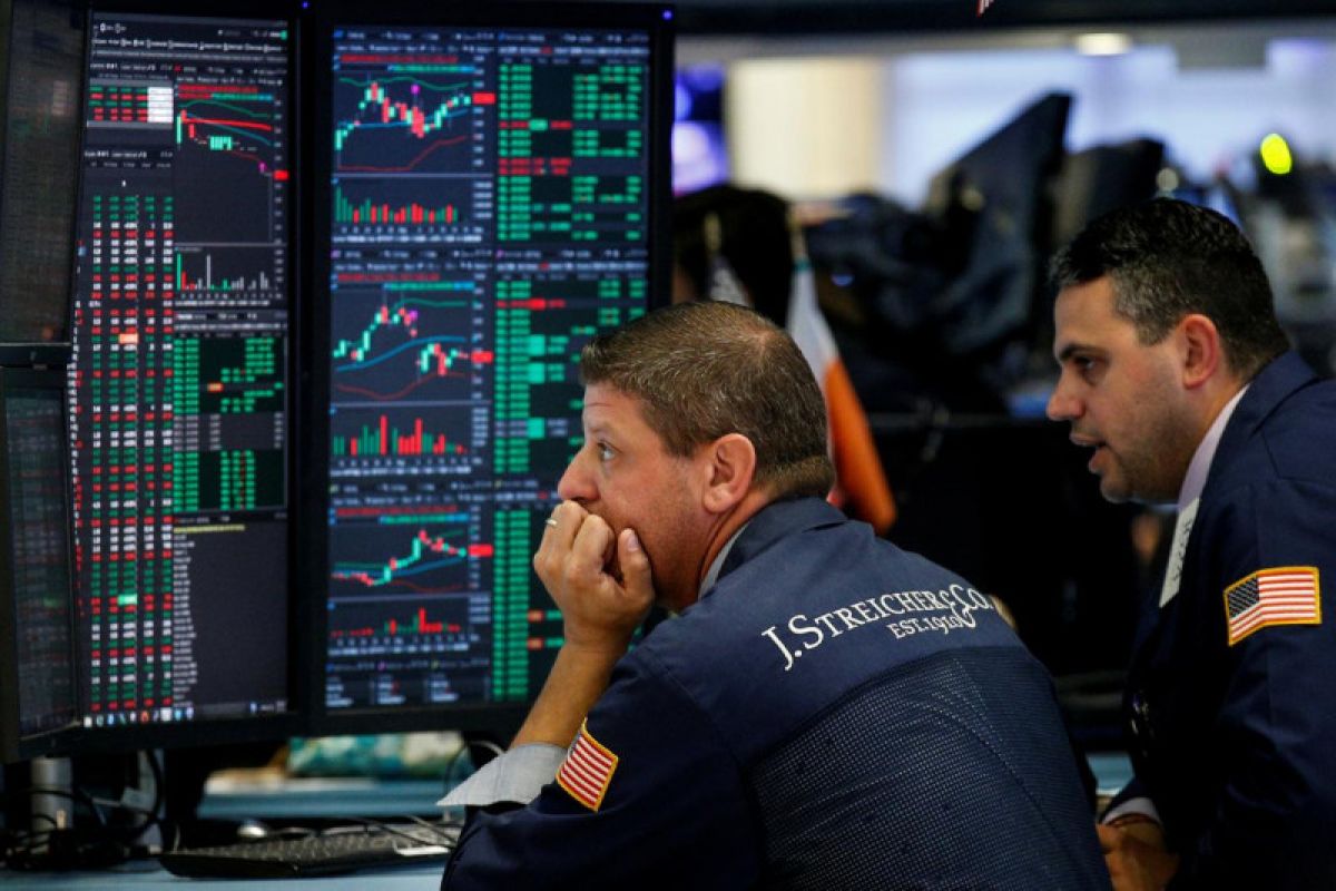 Wall Street beragam, S&P 500 dan Nasdaq jatuh terseret penurunan saham teknologi